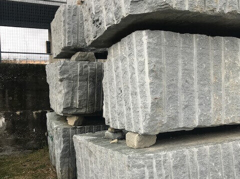 2.-blocchi-gneiss-stratificato - Steinex