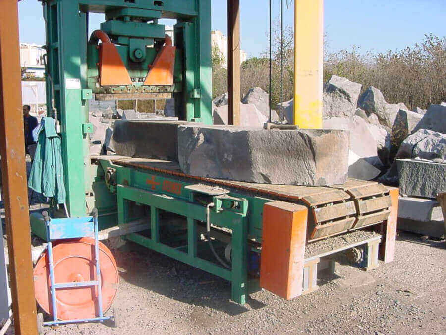 3_menhir_italia_n3_pietra-lavica-_1000x600 - Steinex