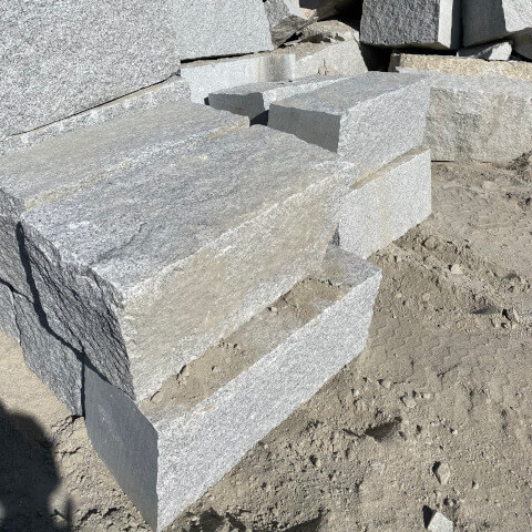 Blocchi di pietra grezza per costruzioni