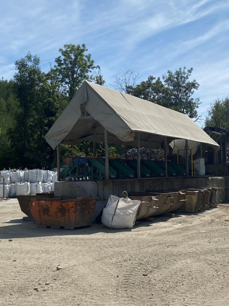 Area di raccolta e smistamento rifiuti industriali