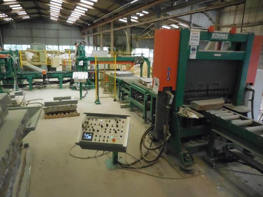 Macchinari industriali per lavorazione pietra in fabbrica