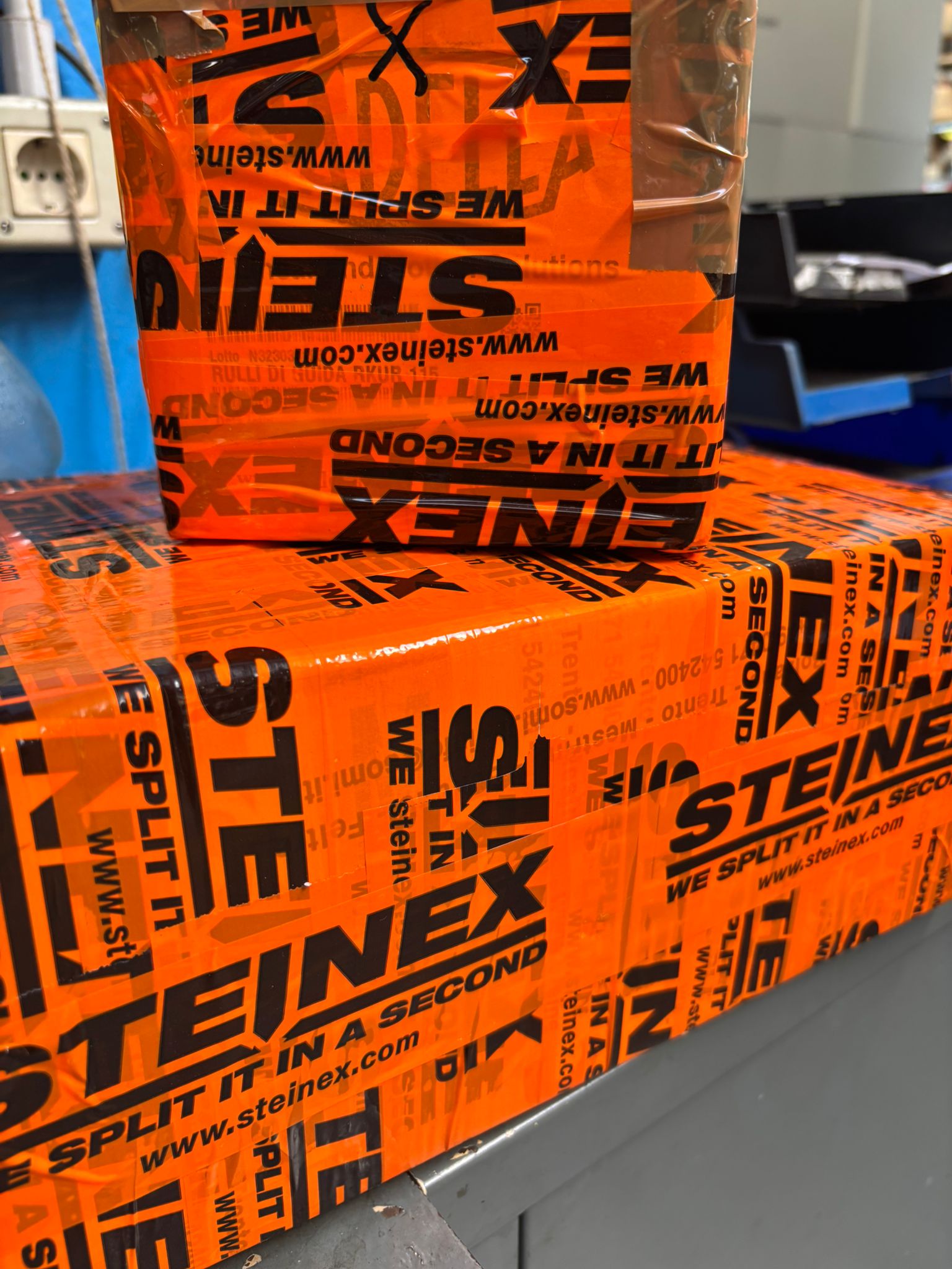 Pacchi imballati con nastro arancione SteineX