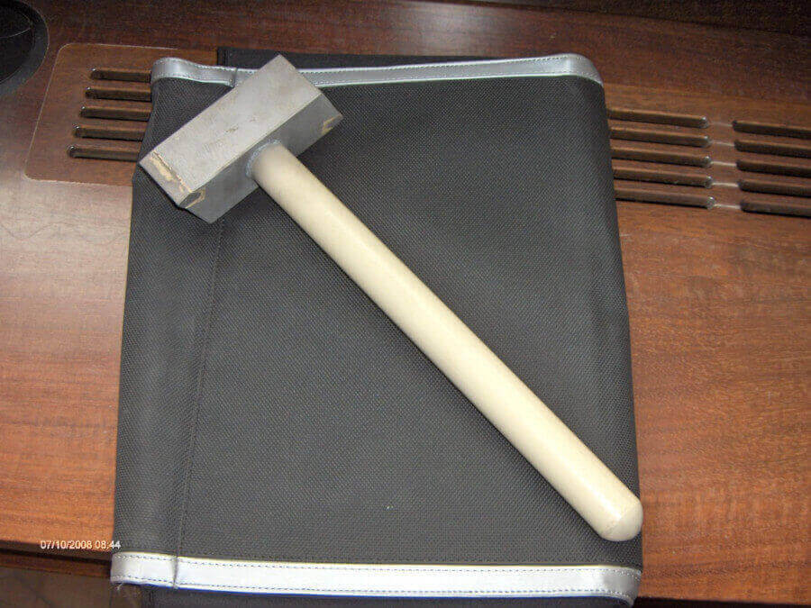 Martello con manico in legno su superficie nera