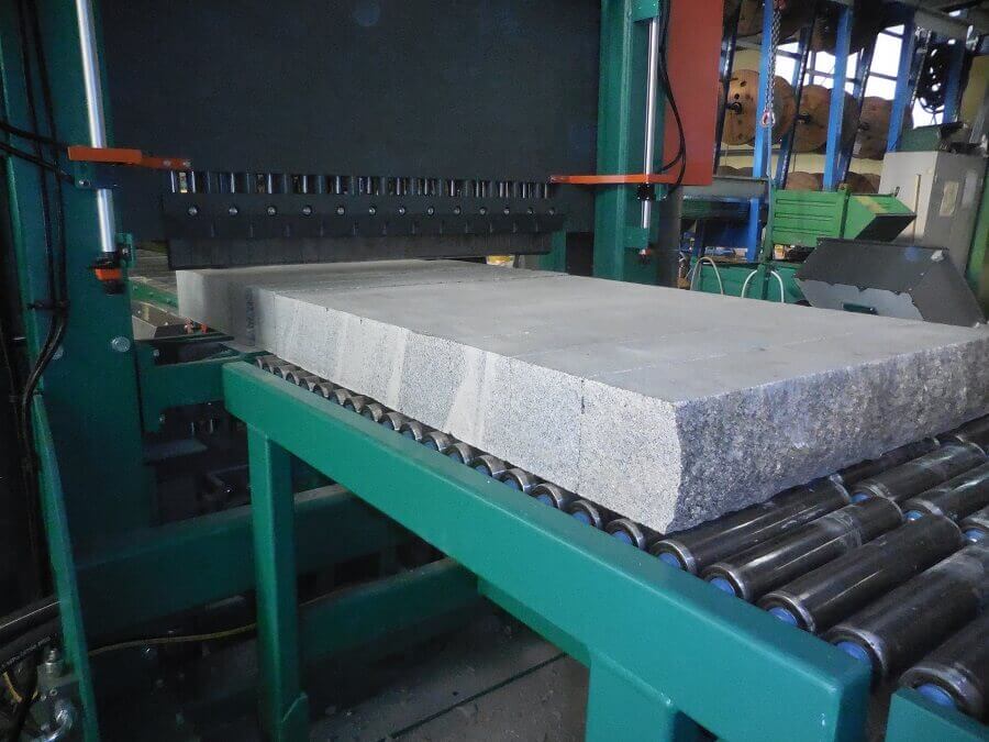 Macchina industriale per taglio blocchi di pietra