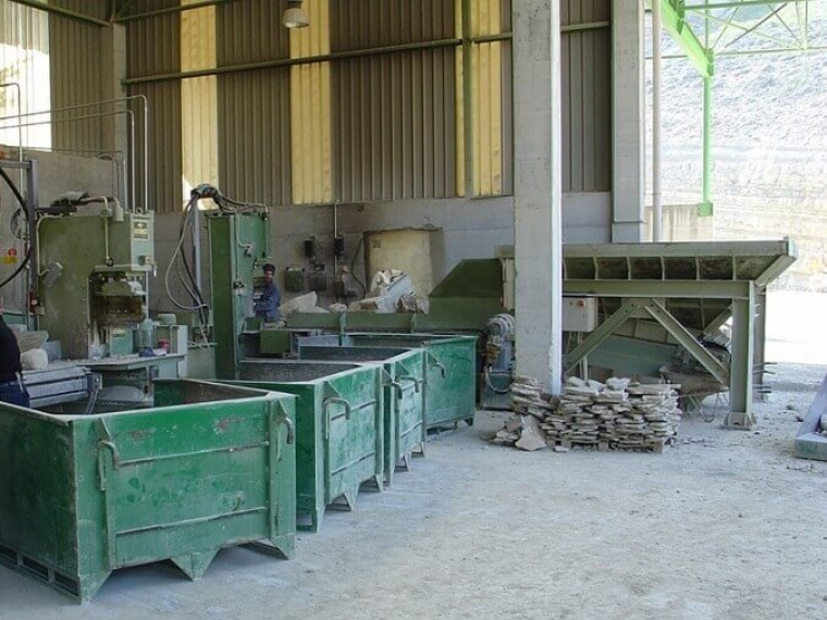Macchinari industriali per lavorazione pietra in fabbrica